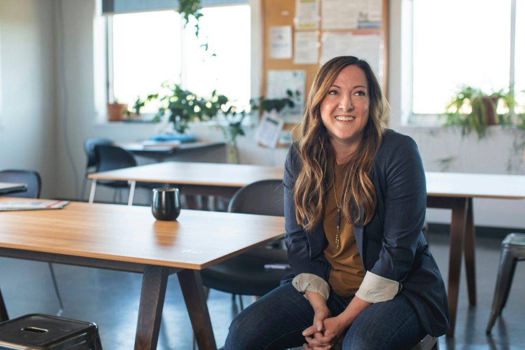 femme au bureau qui se présente